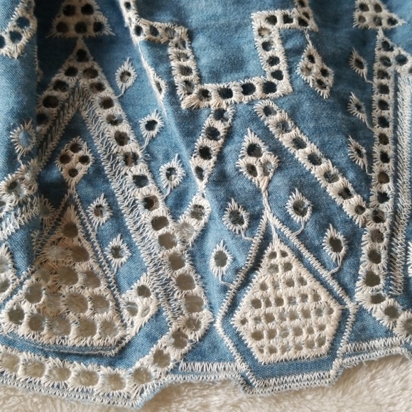 Gianni Bini Chambray Eyelet Crop Top - Picture 4 of 7